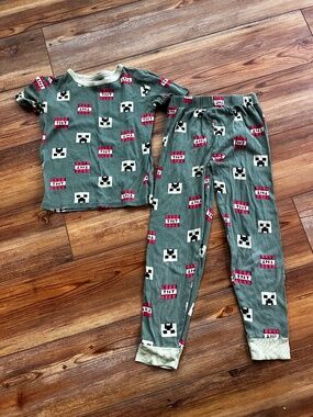 Minecraft Pajamas Set 2 Piece - Size 10 kids 100% cotton green TNT short sleeve
